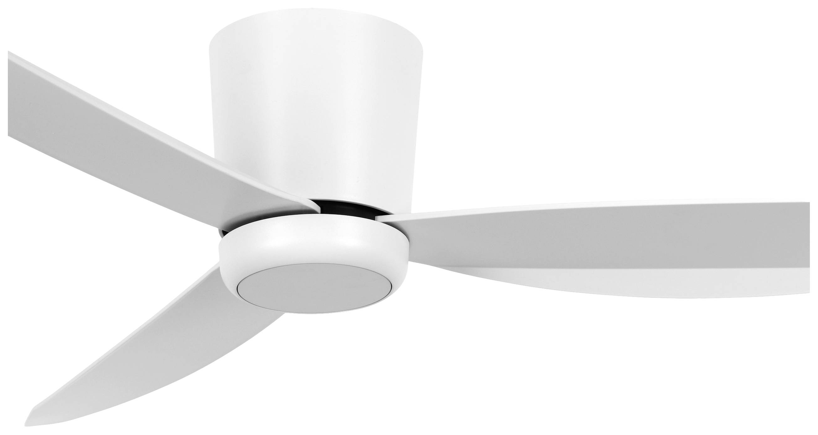 Een moderne plafondventilator met drie witte rotorbladen, gemonteerd op een platte plafondbeugel. Ideaal voor minimalistische ruimte-inrichting.