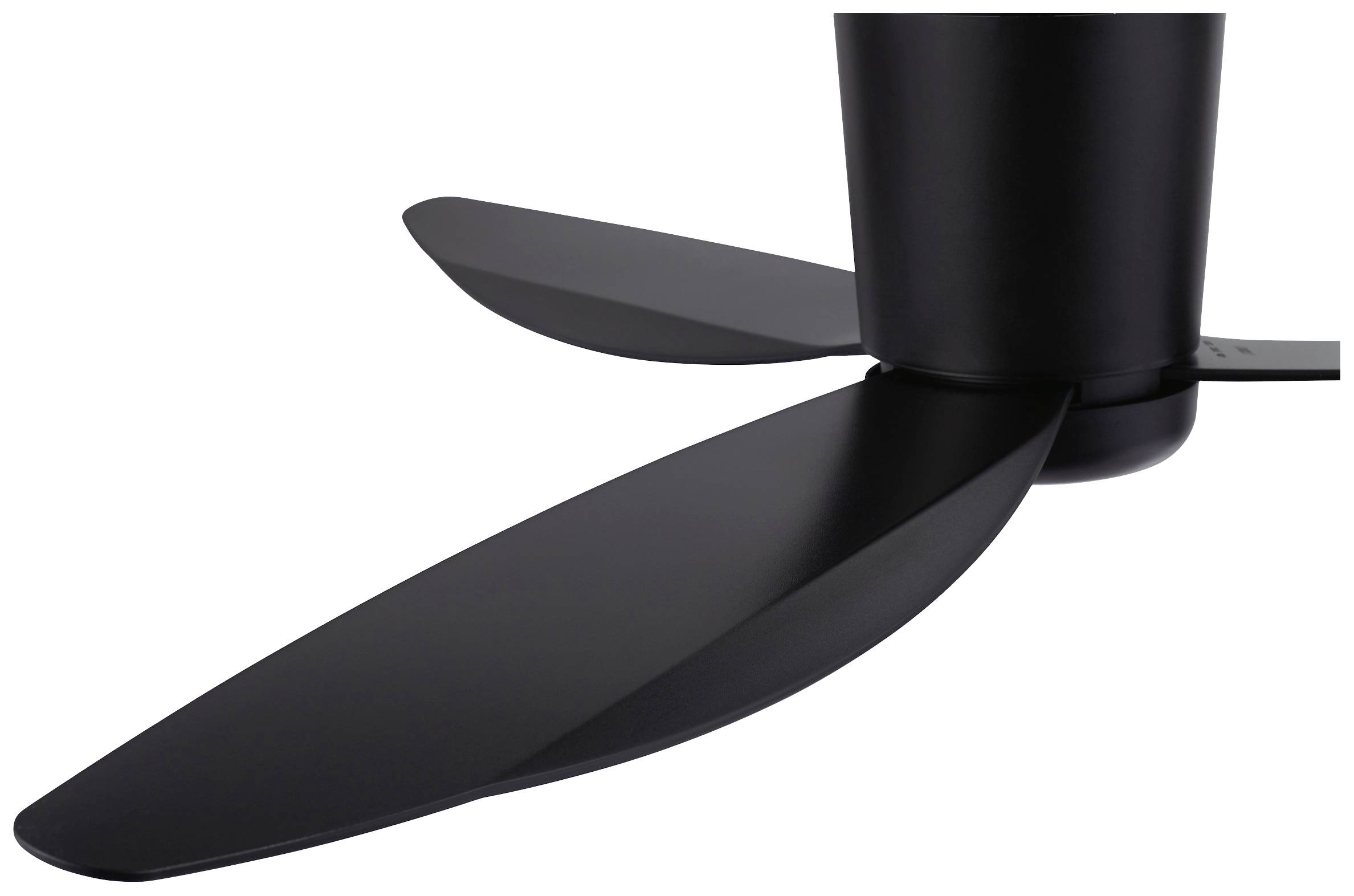 Zwarte ventilator met drie bladen, aan het plafond gemonteerd, in een minimalistisch design.