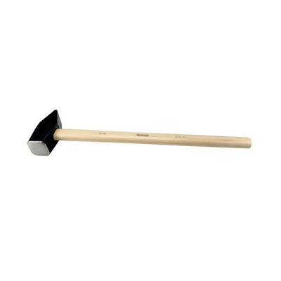 Een hamer met een lange houten steel en een zwaar, rechthoekig metalen hoofd. Geschikt voor zwaar bouwwerk of smeedarbeid.