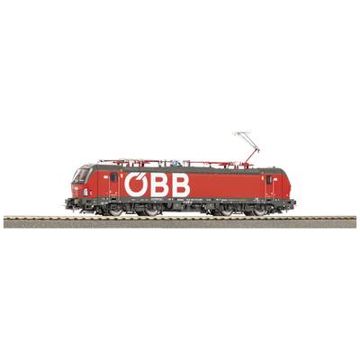 ÖBB-locomotief op het spoor, rood met wit logo. Elektrische bovenleiding zichtbaar. Model van een moderne treinlocomotief.
