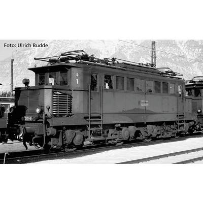 Een historische elektrische locomotief, zijdelings gefotografeerd op sporen, met besneeuwde bergen op de achtergrond. Foto van Ulrich Budde.