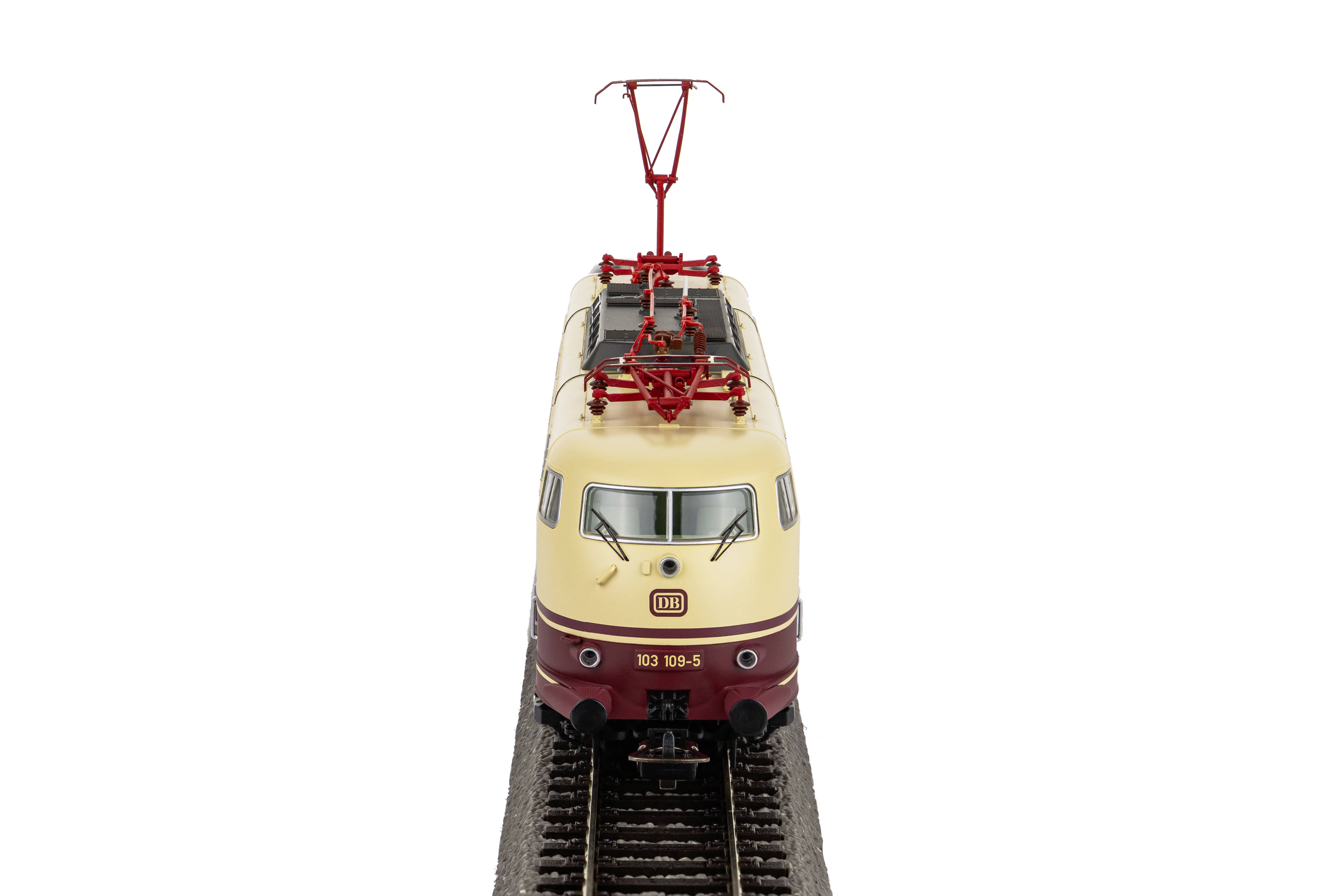 Locomotief model op spoor, beige-rode lak, vooraanzicht, focus op de bovenleiding.