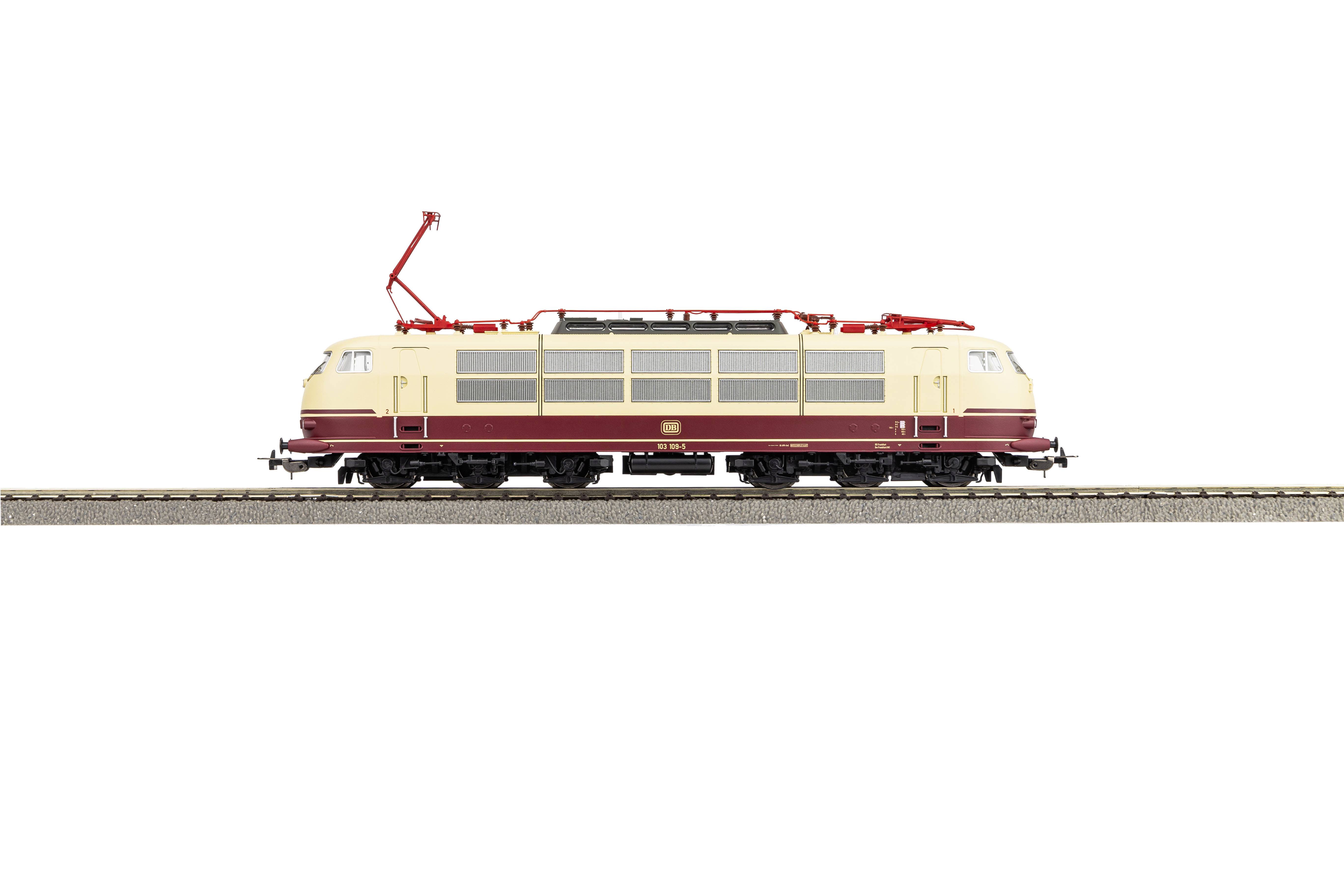 Modelspoorlocomotief in crème en rood op een spoor. Hij is gedetailleerd vormgegeven met zichtbare bovenleiding.