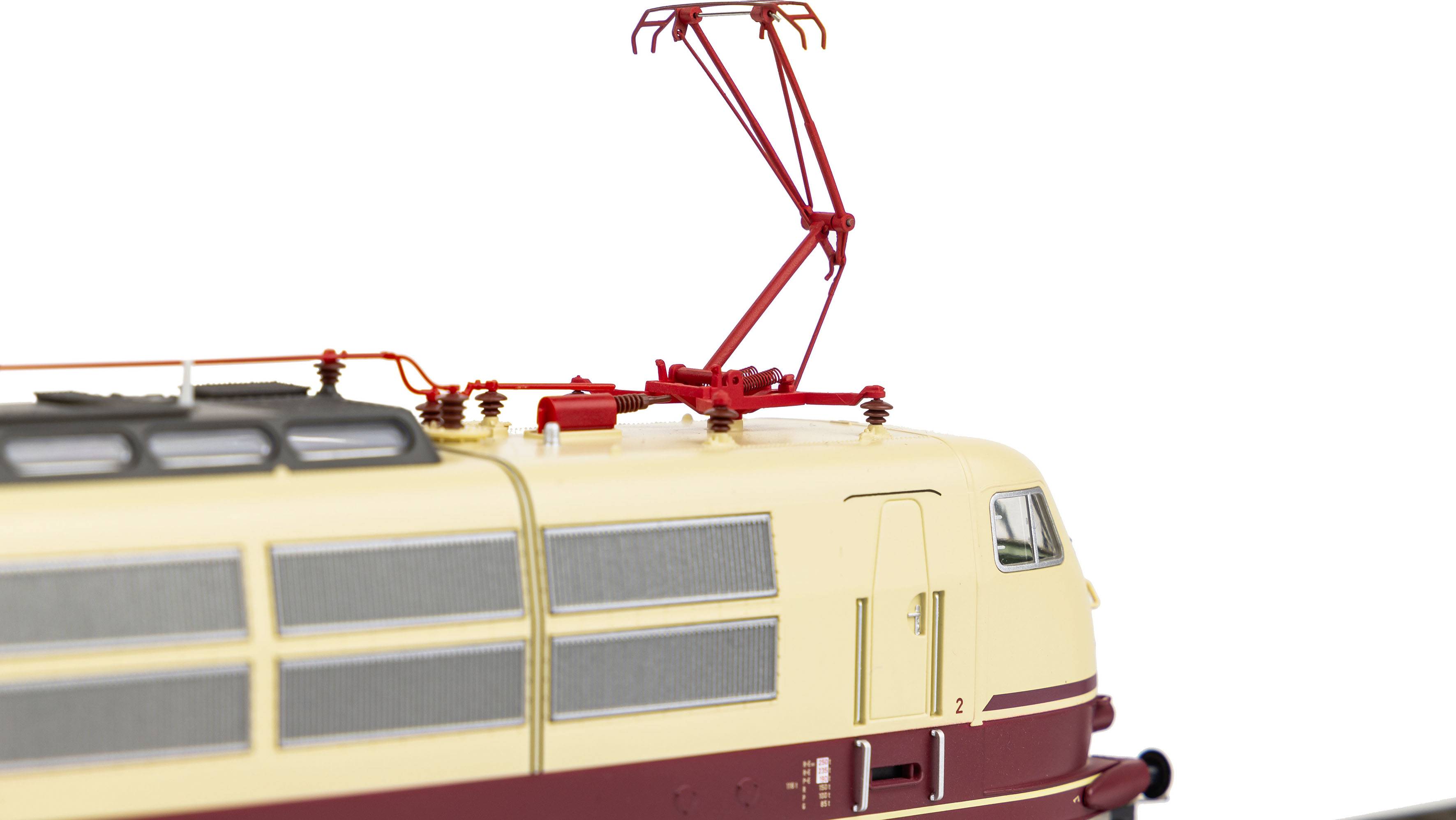 Het beeld toont de voorkant van een crème- en wijnrood elektrische locomotiefmodel met opgeheven stroomafnemer.