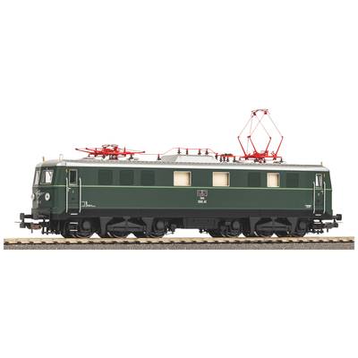 Groene elektrische locomotief op sporen, zijaanzicht. De locomotief heeft rode stroomafnemers en verlichte ramen.