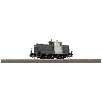 Een modeltreinstel met gedetailleerde kenmerken staat op rails. Het model toont een zware locomotief op H0-schaal.