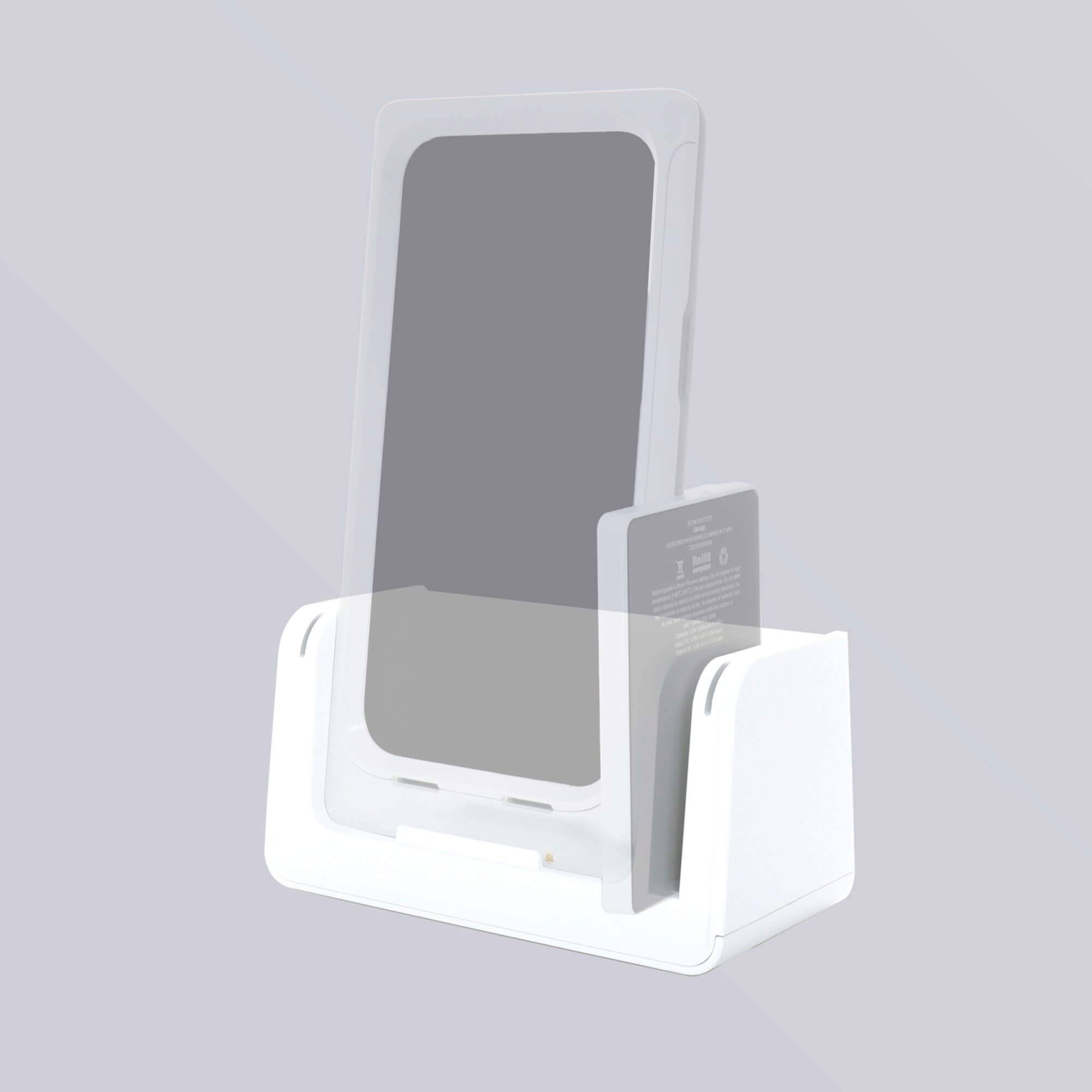 'Een smartphone in een verticale, transparante houder voor laadstations; achtergrond eenvormig lichtgrijs.'