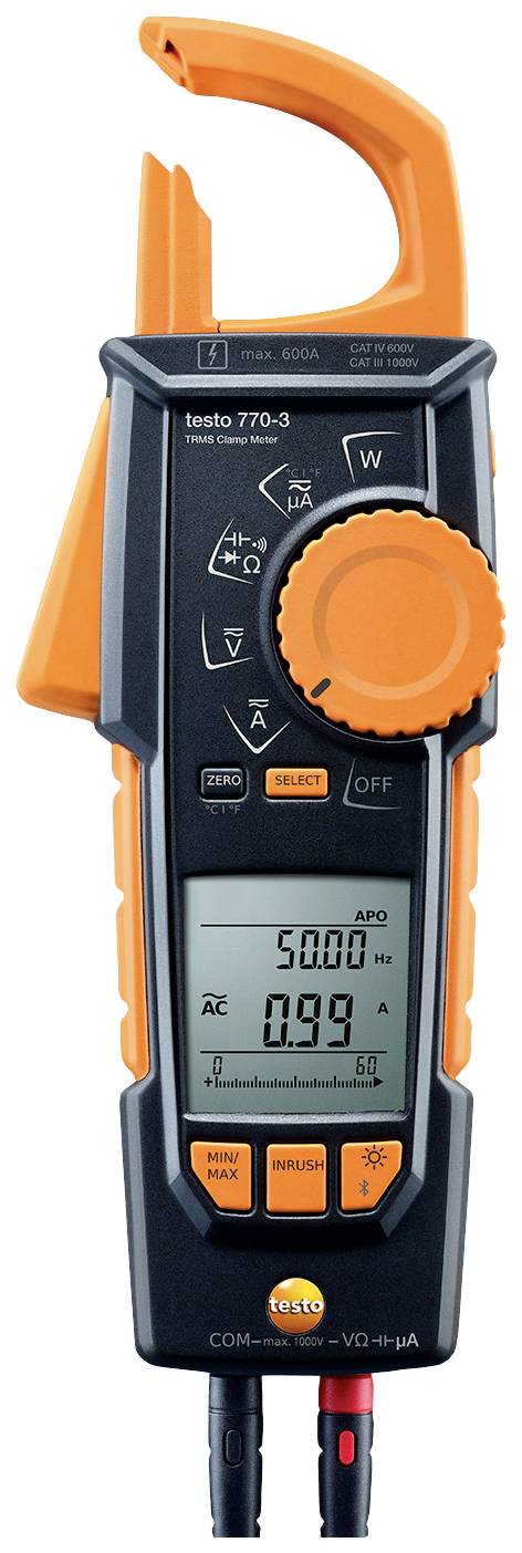 Een digitaal stroomtang multimeter met een zwarte behuizing en oranje accenten. Toont meetwaarden op een LCD-display.
