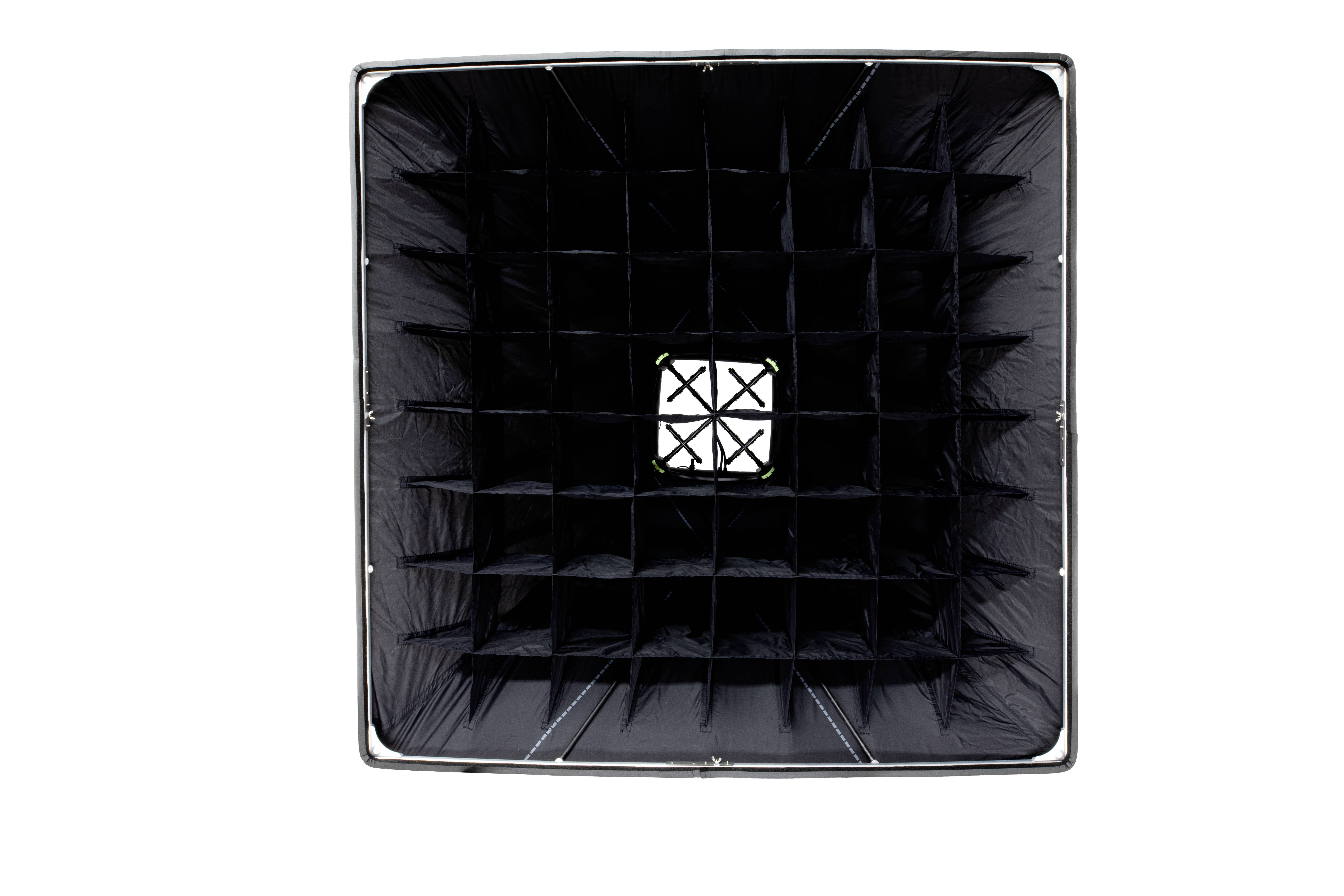 Een vierkante softbox met een rooster voor lichtcontrole, die een gelijkmatige verlichting biedt voor fotografie en video.