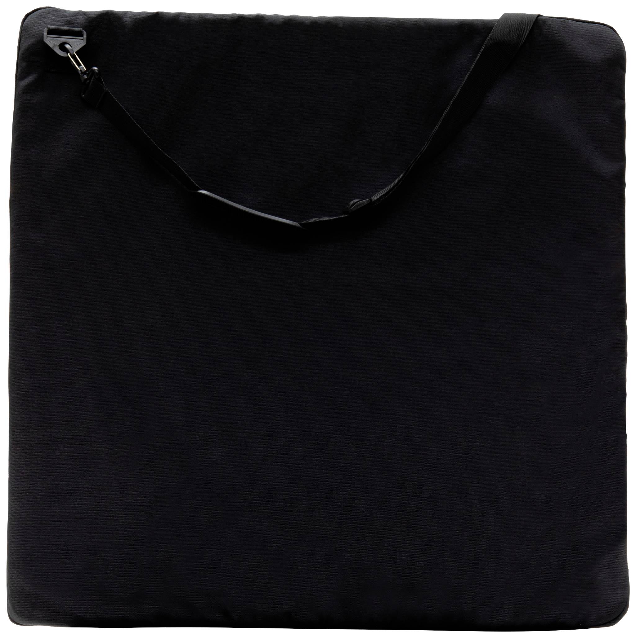 Een zwarte vierkante draagtas met een verstelbare schouderband.