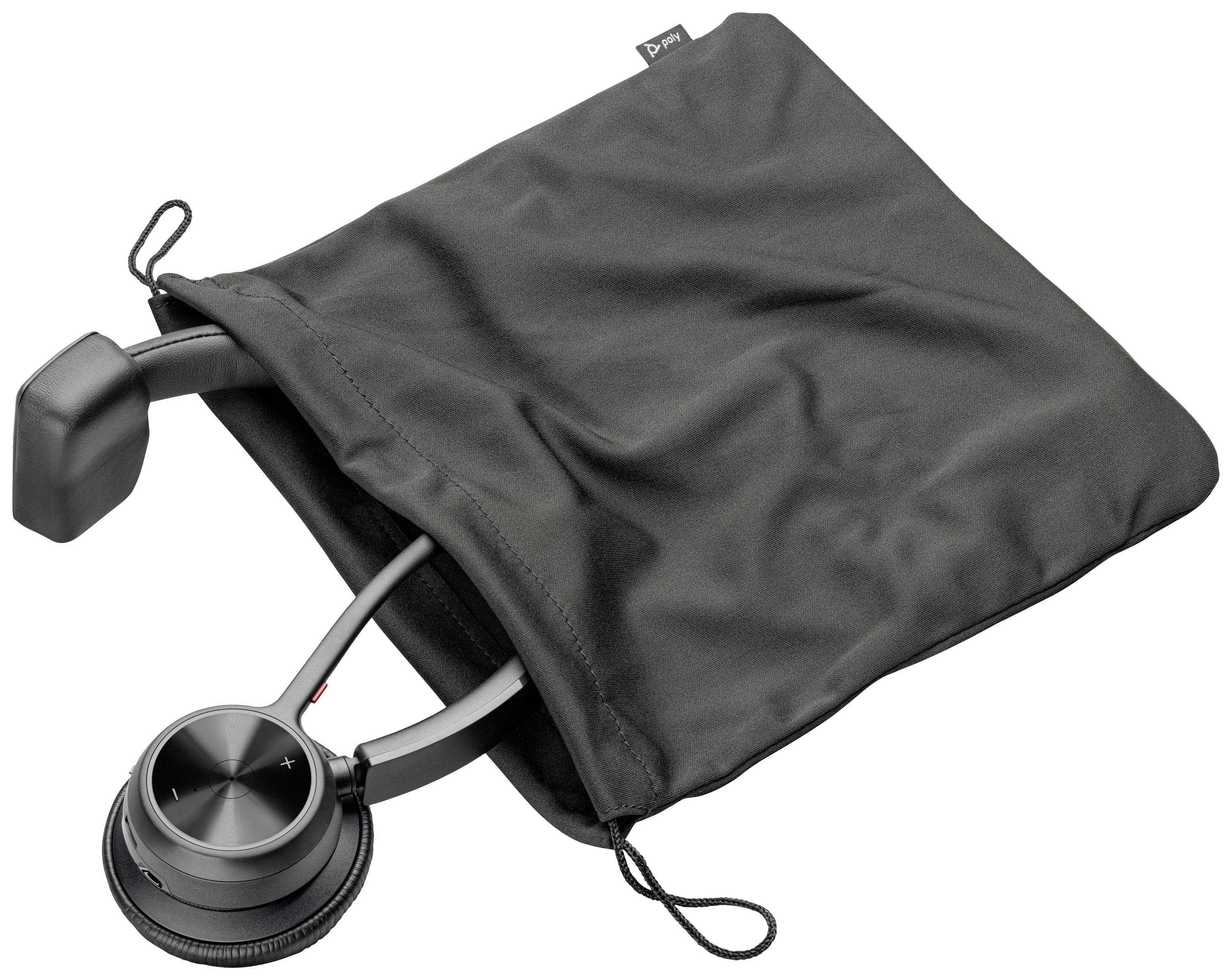 Een paar zwarte koptelefoons gedeeltelijk opgeborgen in een donkere stoffen tas, waarbij de hoofdband en een oortelefoon zichtbaar zijn.