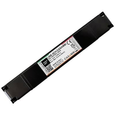 Smalle zwarte LED-driver met technisch etiket in het midden. Markeringen en QR-code zijn zichtbaar.