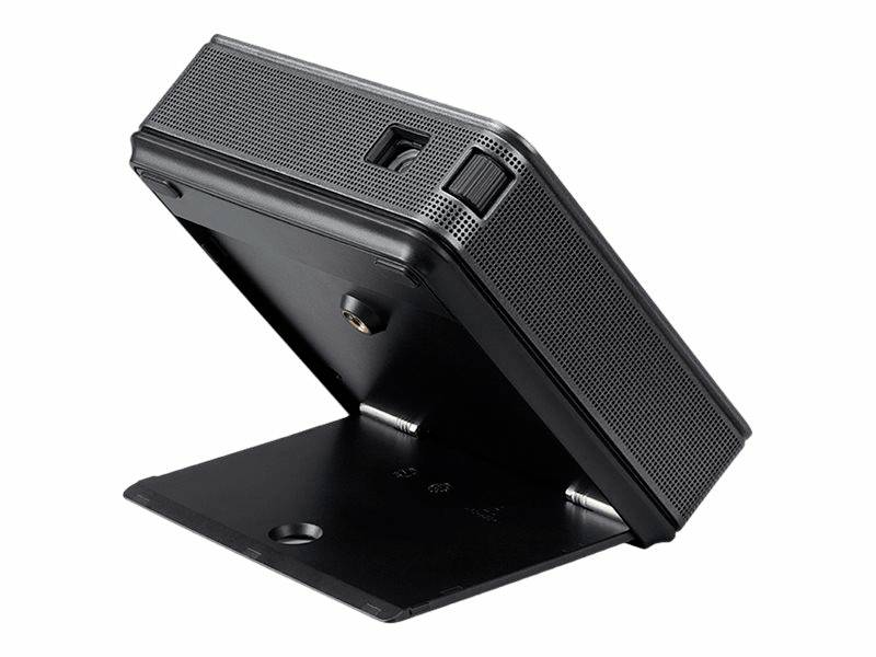 Een zwarte draagbare projector geplaatst onder een hoek. Ventilatierooster en bedieningselementen zijn zichtbaar aan de bovenkant.