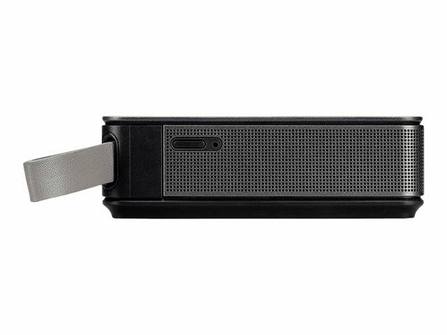 Draagbare, rechthoekige projector met ventilatierooster en zijdelingse handgreep op witte achtergrond, zijaanzicht.