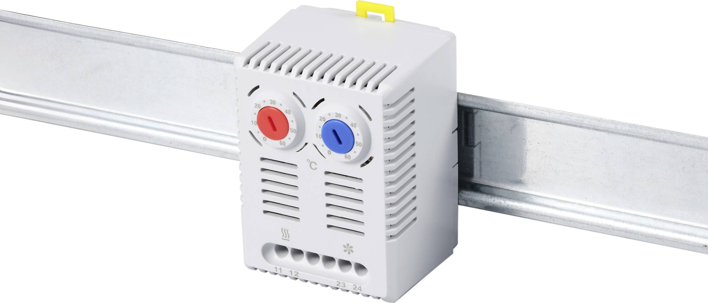 Een elektrische thermostaat, gemonteerd op een metalen rail. Hij heeft rode en blauwe regelaars voor temperatuurregeling in een behuizing.