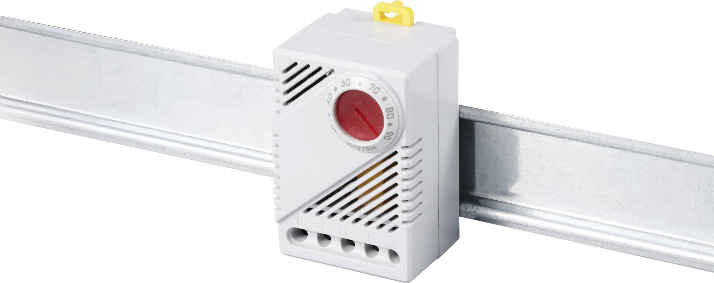 Een thermostaat met een rood display gemonteerd op een metalen rail.