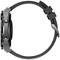 Smartwatch met zijaanzicht, toont een zwarte polsband en behuizing van metaal. Drie knoppen en een kroon aan de zijkant zichtbaar.