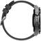 Smartwatch in zijaanzicht met een zwart bandje en een zilveren behuizing. Toont knoppen en een lunette aan de rechterkant.