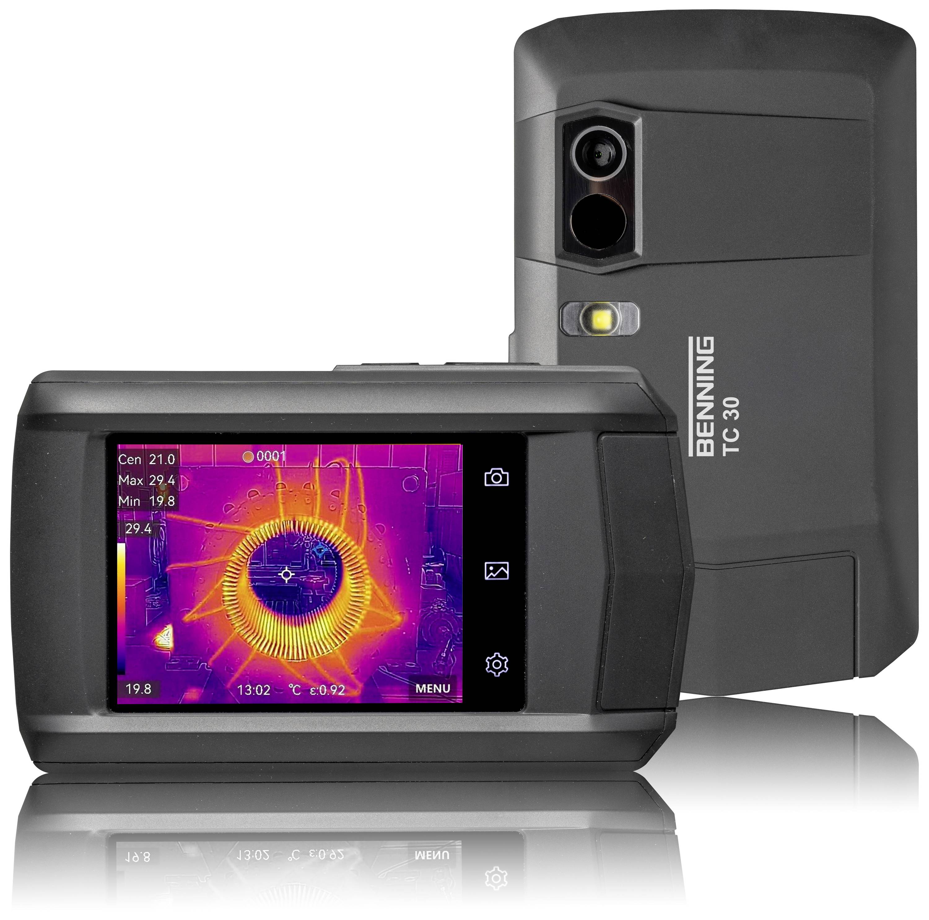 Thermografische camera met scherm toont een warmtebeeldopname die temperatuurverschillen van een elektronisch apparaat visualiseert.