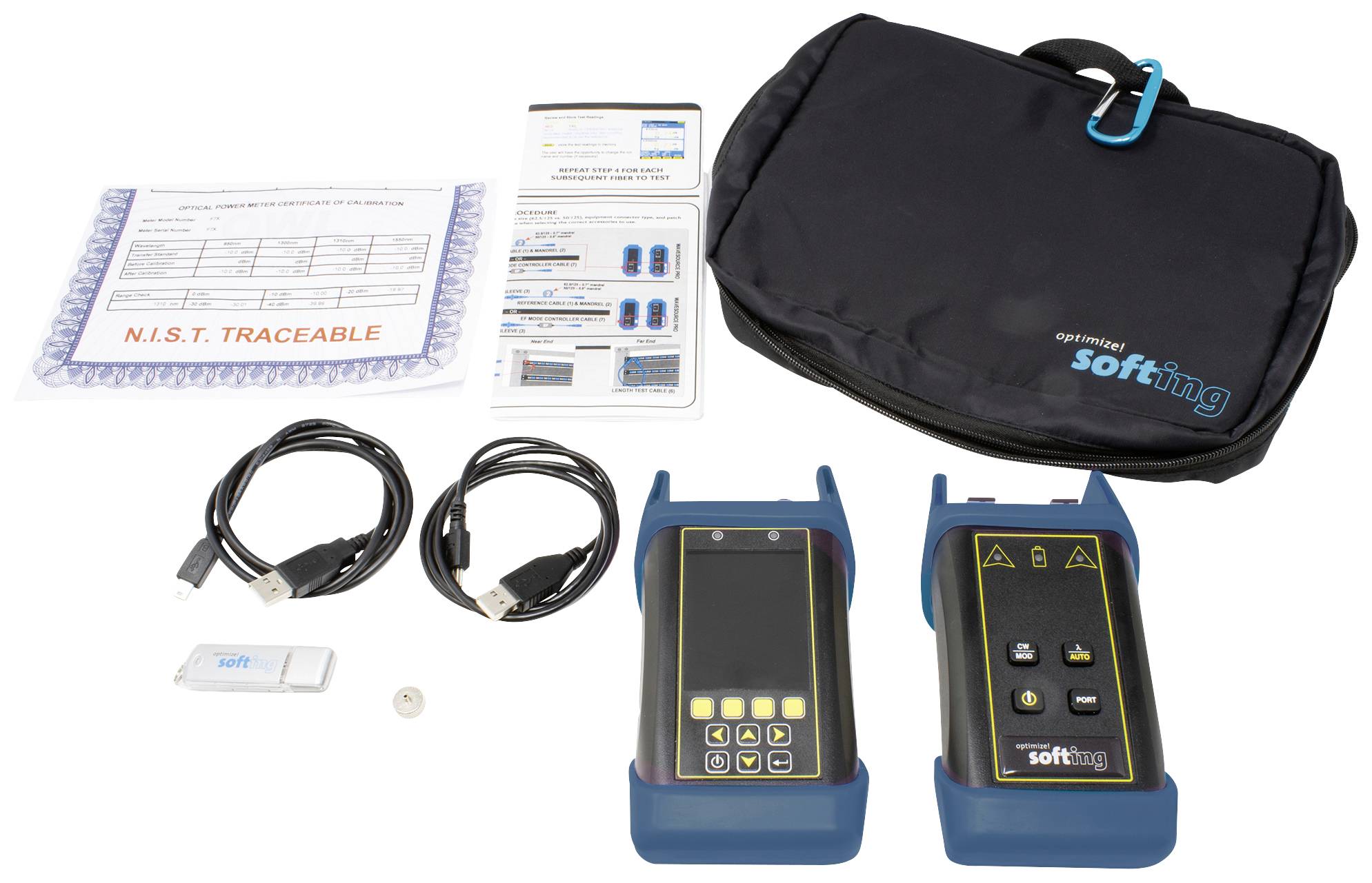 Een testkit bestaande uit twee meetapparatuur, kabels, een handleiding, certificaat en een Softing-tas voor gegevensanalyse.
