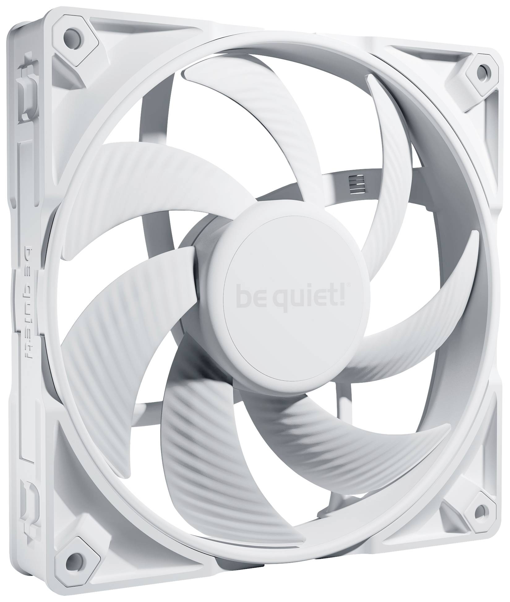 Een witte computerfan met meerdere rotorbladen, een vierkant frame en de tekst 'be quiet!' in het midden.