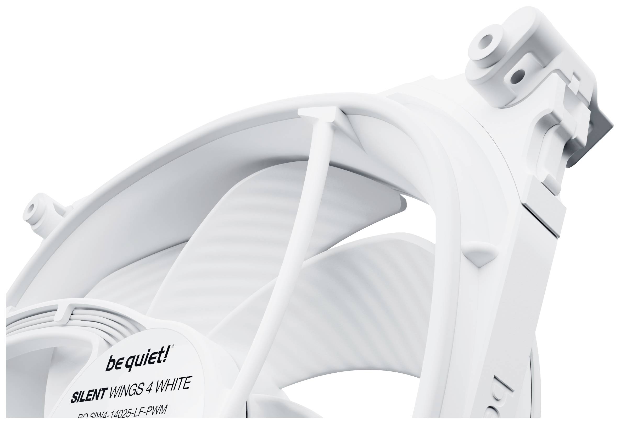 Close-up van een witte computerventilator met het opschrift 'be quiet! Silent Wings 4 White'. De ventilator heeft een elegant design.