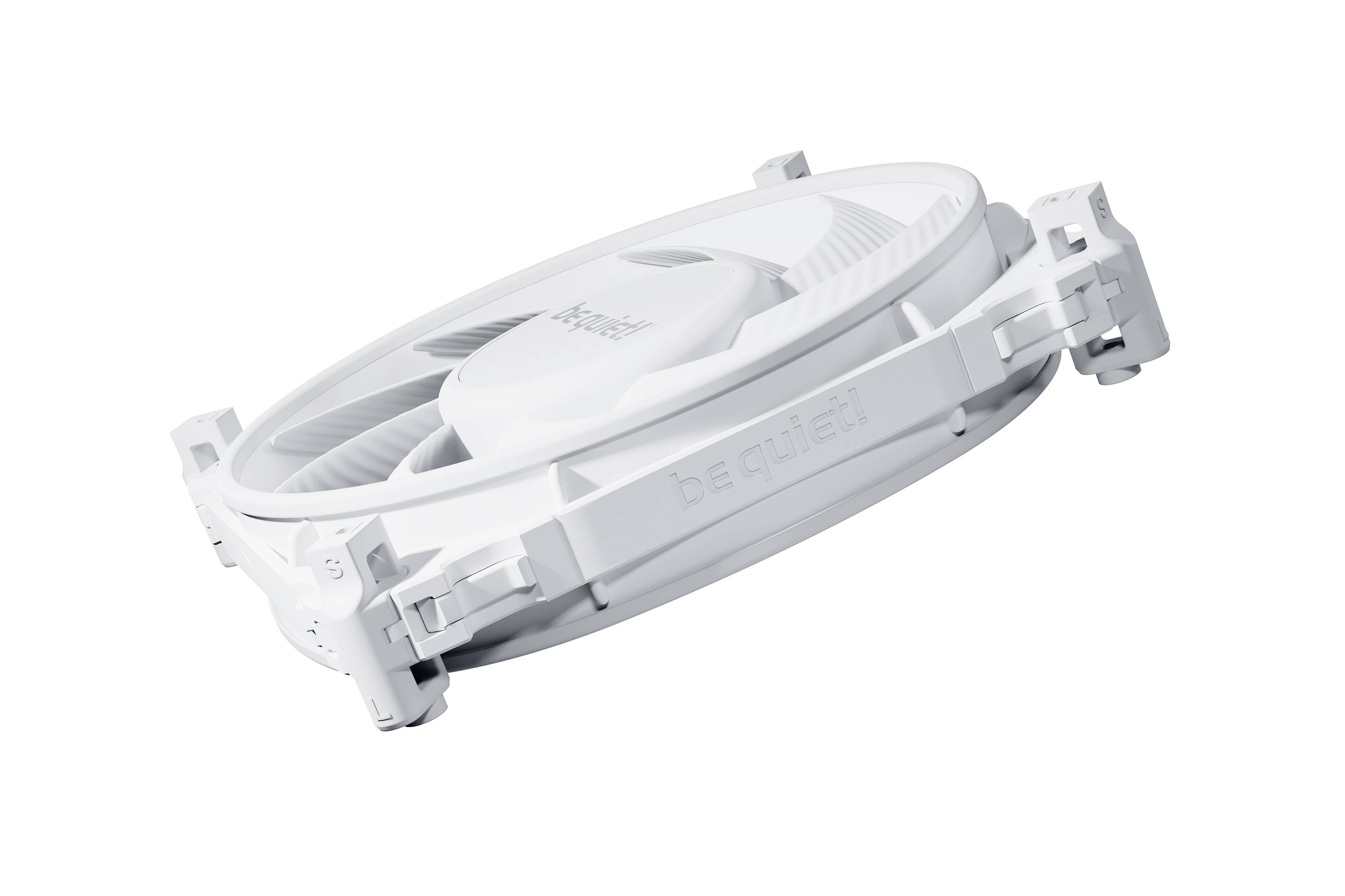 Een witte, platte computerventilator met het opschrift 'be quiet!' aan de zijkant, toont een modern, minimalistisch design.
