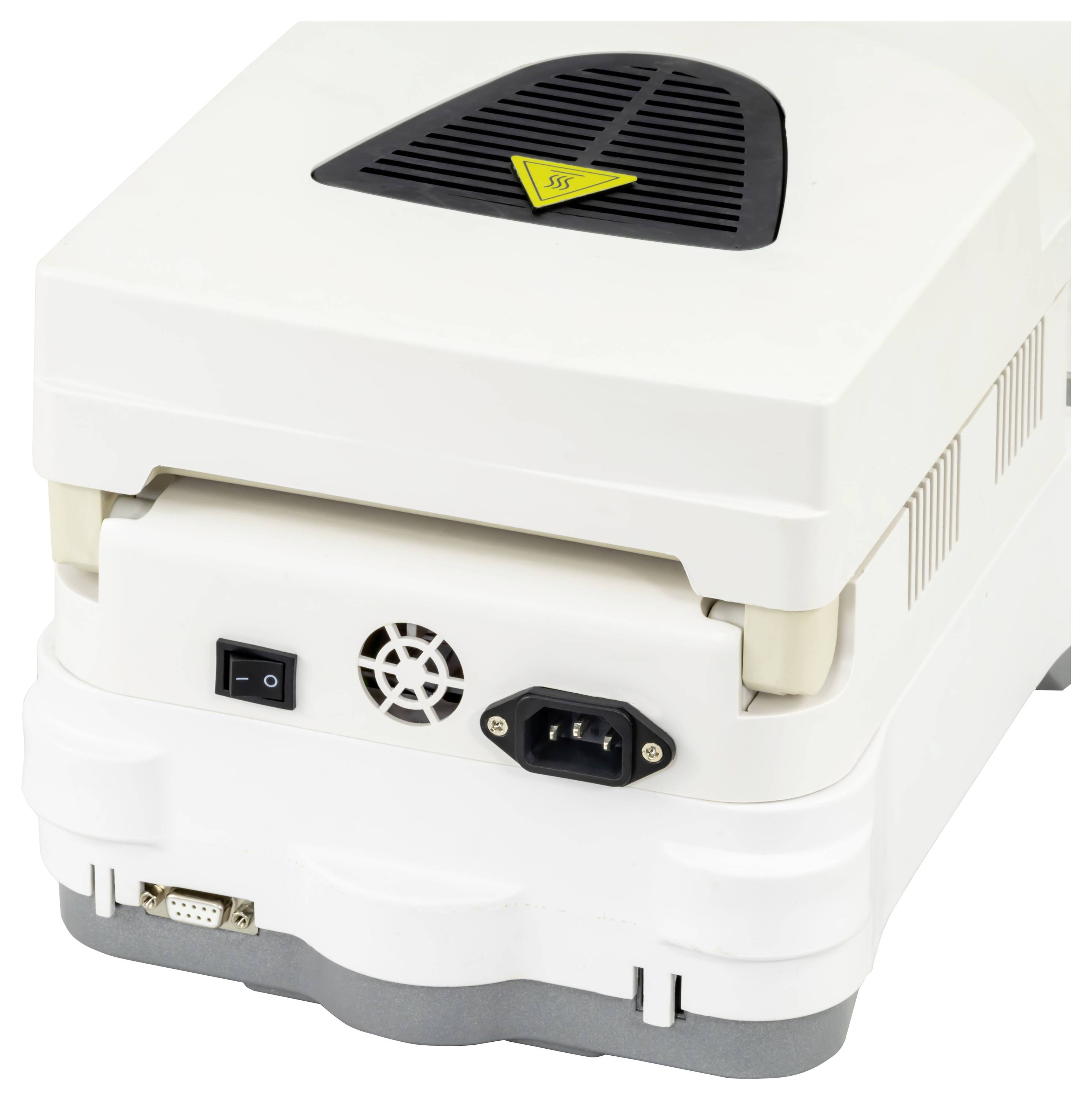 Wit elektronisch apparaat met geventileerde bovenkant, aan/uit-schakelaar en AC-ingang aan de achterkant, weergegeven in close-up op een eenvoudige achtergrond.