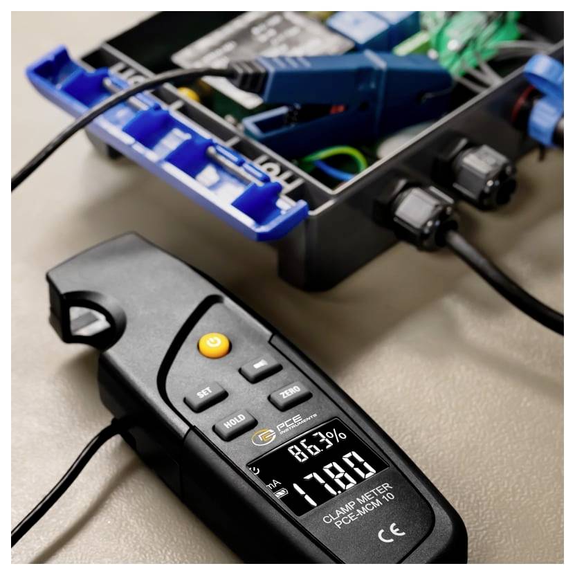 Digitale tangmeter met een weergave van 78,0A en 86,7% aan de voorkant van een open elektriciteitskast met draden en connectoren.