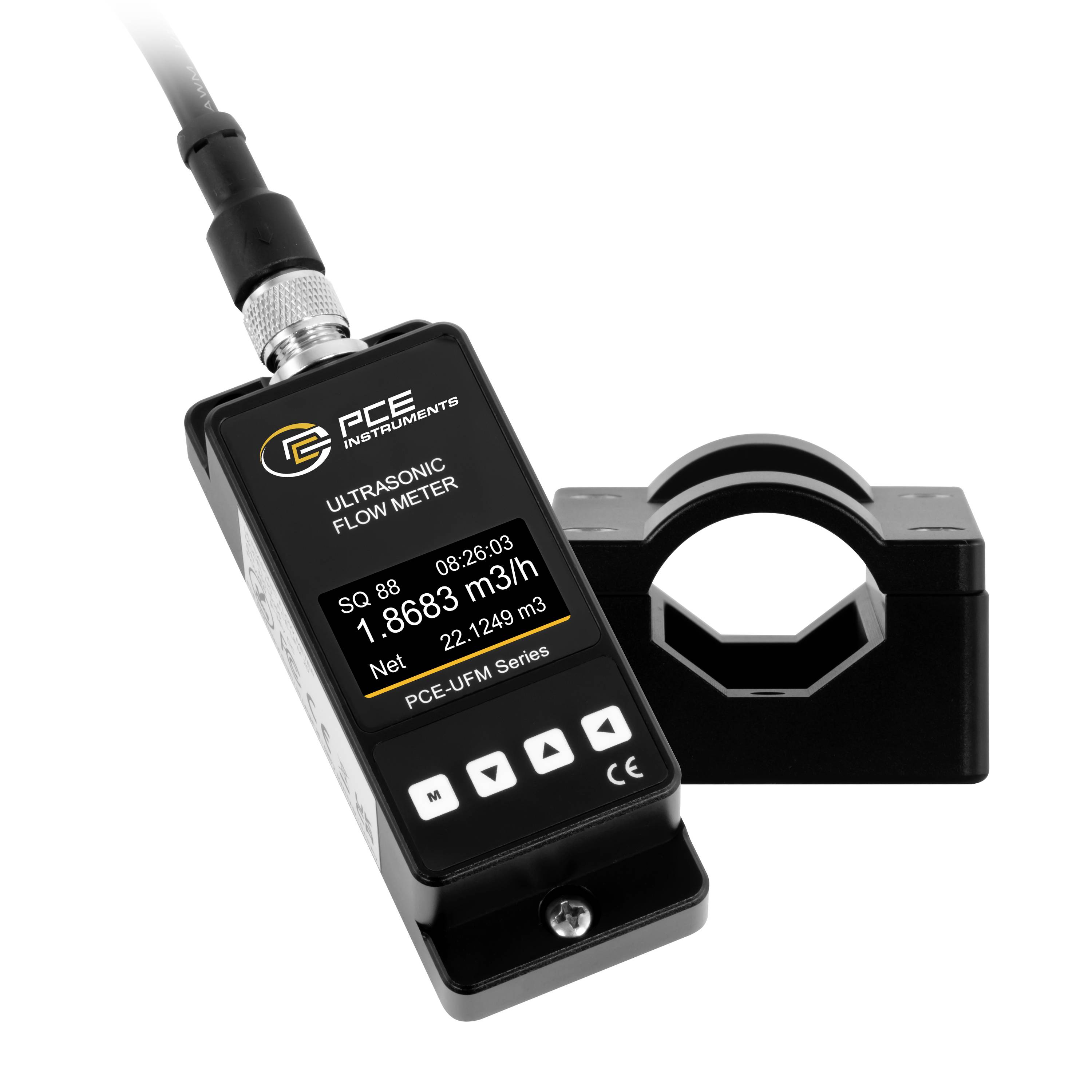 Handheld PCE-instrumenten ultrasoon debietmeter met klempsensor en display dat het debiet weergeeft, gemonteerd op een zwarte pijpklem.
