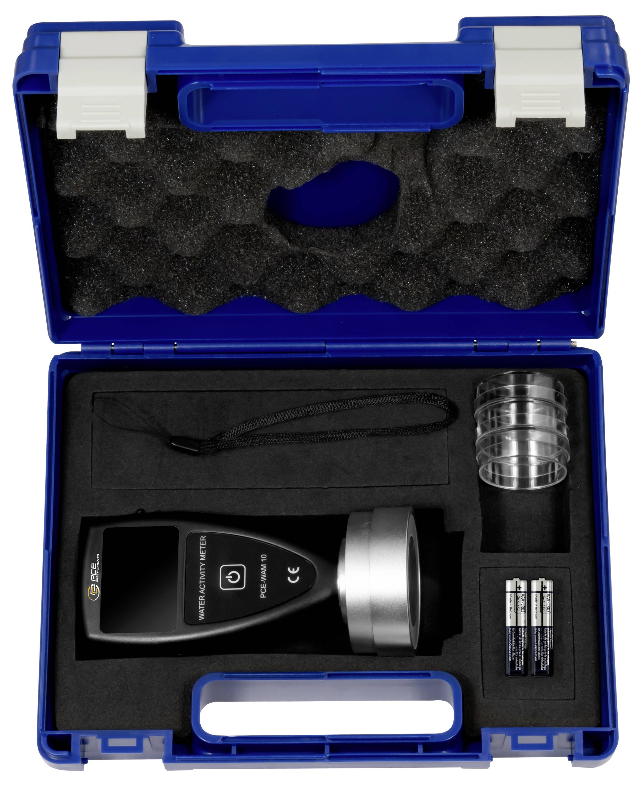 Blauwe draagtas open met schuimstof-inzetstukken die een handheld digitaal apparaat, transparante cilindrische bijzet, riem, batterijen en een wit labelplaatje bevatten.