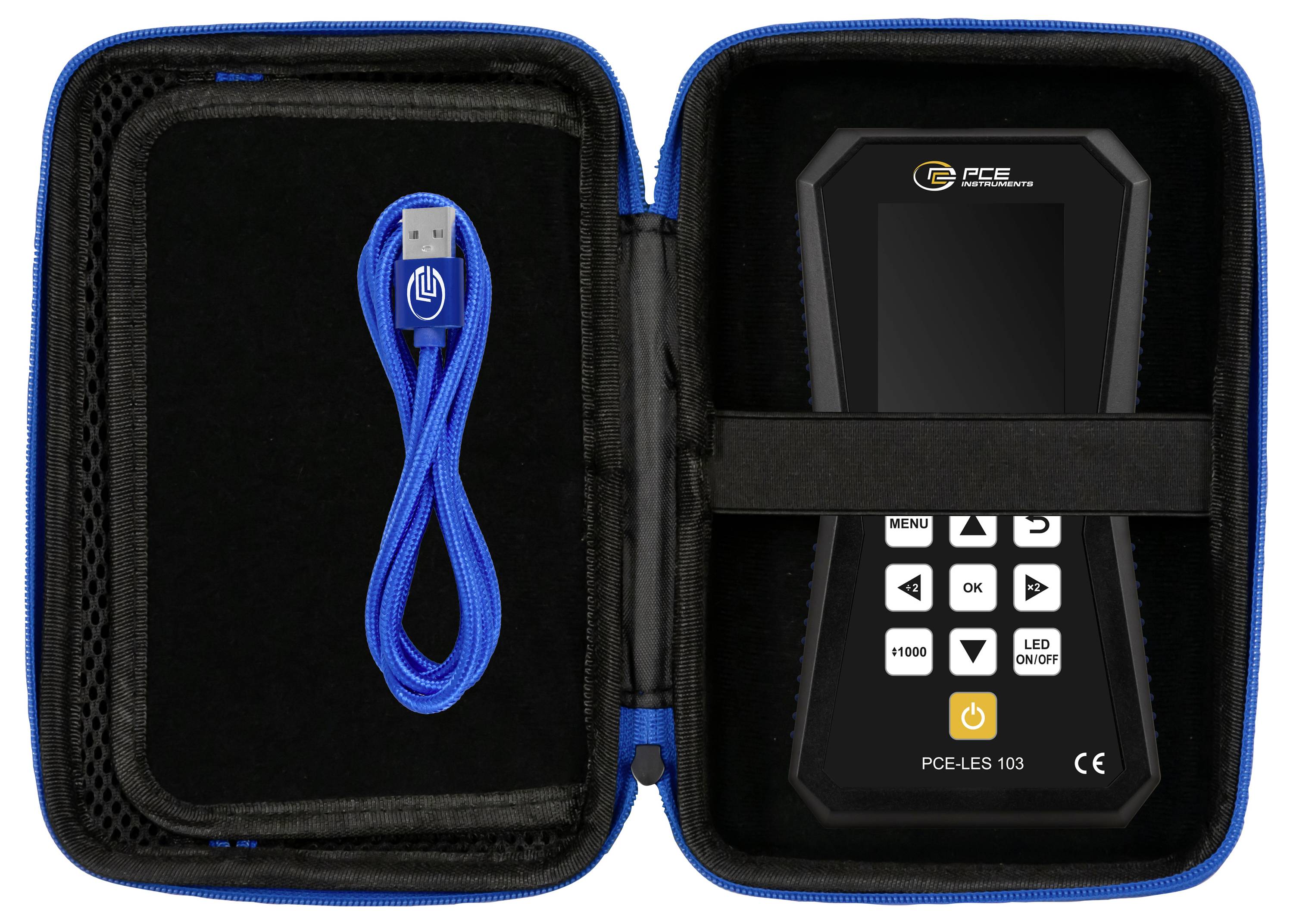 Open zwarte draagtas met een blauwe USB-kabel aan de linkerkant en een handheld PCE-LES 103-apparaat met knoppen aan de rechterkant.