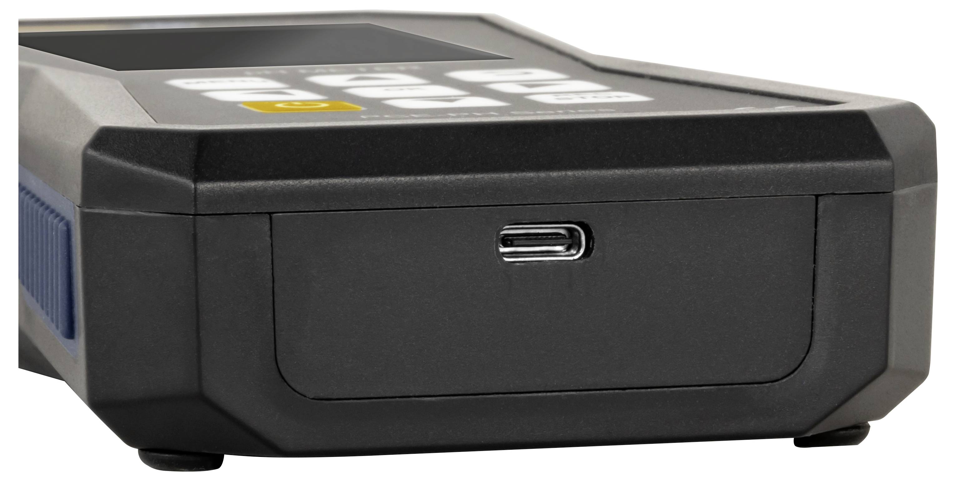 Zwart elektronisch apparaat met een USB-C-poort aan de voorkant en een gesloten toegangspaneel, weergegeven in een driekwartaanzicht op een witte achtergrond