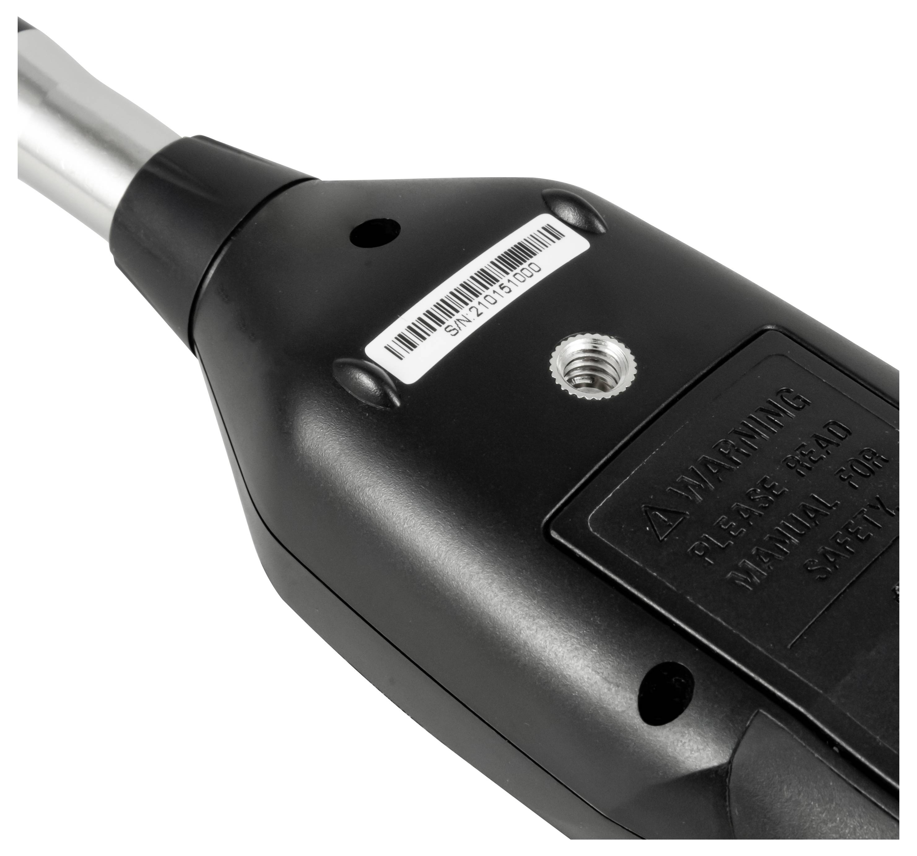 Close-up van een zwart handheld apparaat of gereedschapskop met een metalen schacht, barcodelabel, schroefdraad inzetstuk en waarschuwingslabel op een witte achtergrond.