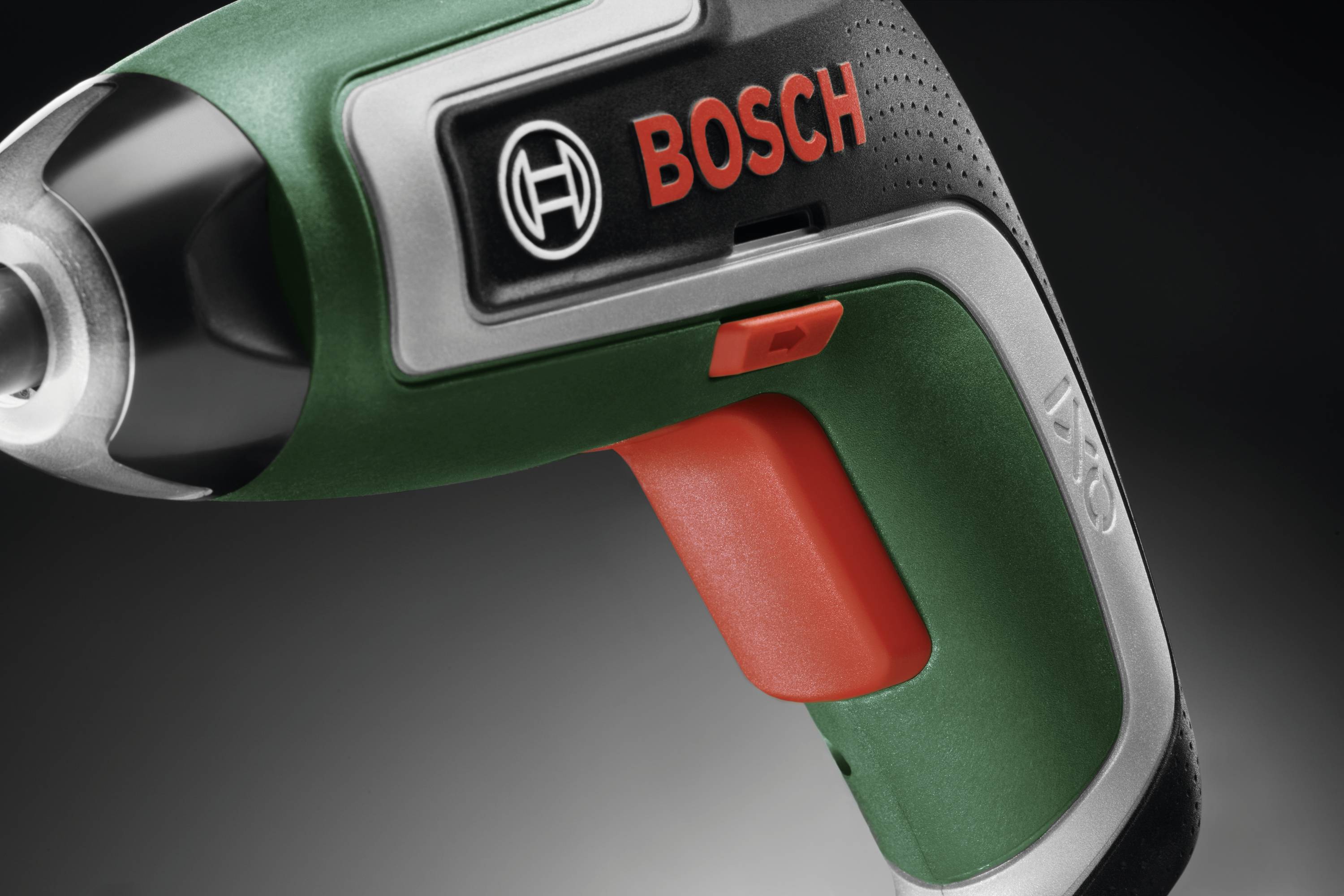 Een groene Bosch accuschroefmachine met zwarte handgreep en rode trekker, toont het merk en model 'IXO'.