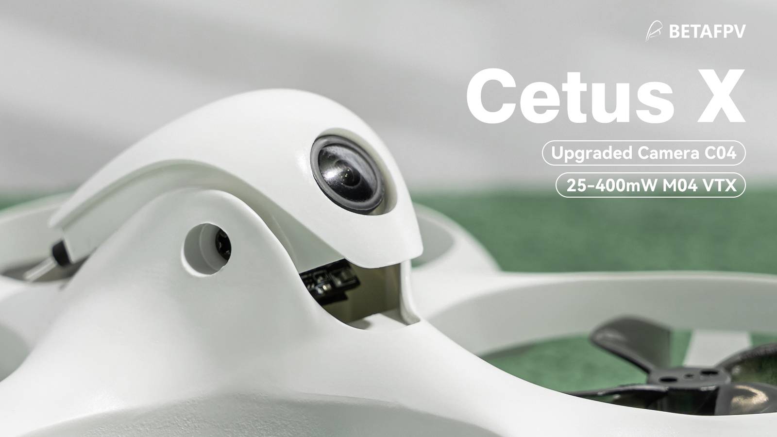 Close-up van een witte drone met camera, gelabeld 'Cetus X', verbeterd met camera C04 en variabele VTX-vermogen.