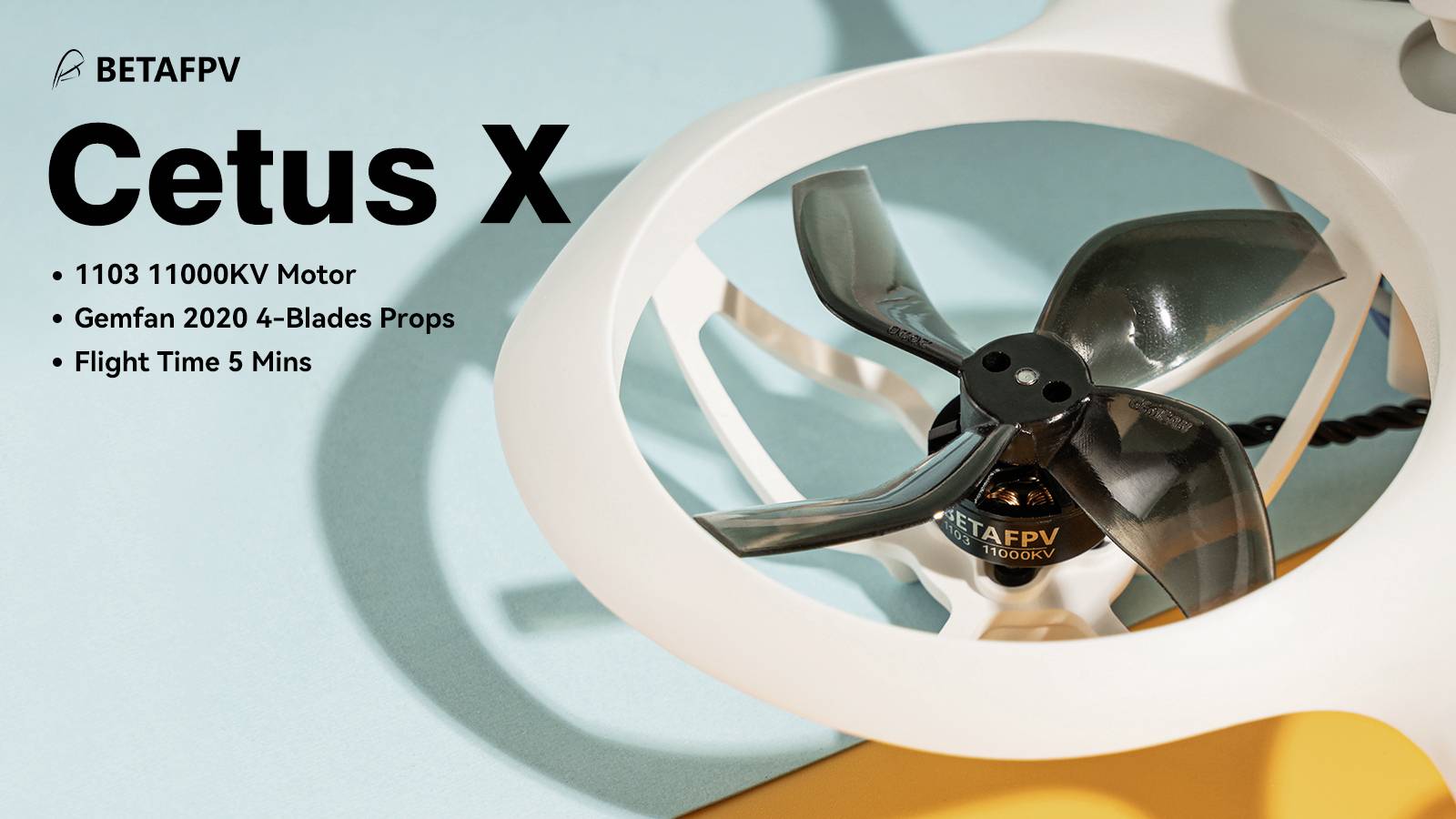 Witte drone 'Cetus X' met transparante propellers op gekleurde achtergrond. Tekst: '1103 11000KV Motor, Gemfan 2020 4-Bladige Propellers, Vliegtijd 5 Min'.