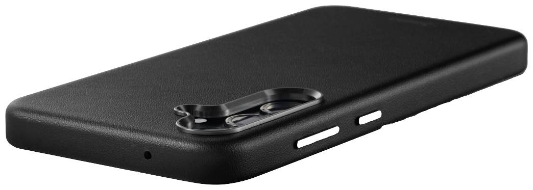 Een zwarte smartphone in een beschermhoes ligt op een oppervlak. De hoes is glad en vertoont openingen voor camera's en knoppen.
