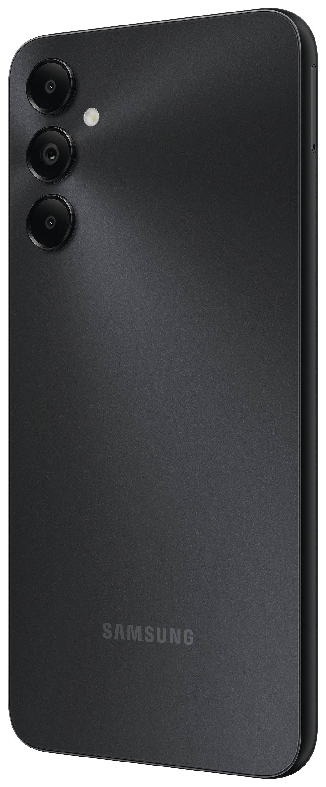 Zwart smartphone met drie cameraleNzen en flitser aan de achterkant, gemarkeerd met 'Samsung'.