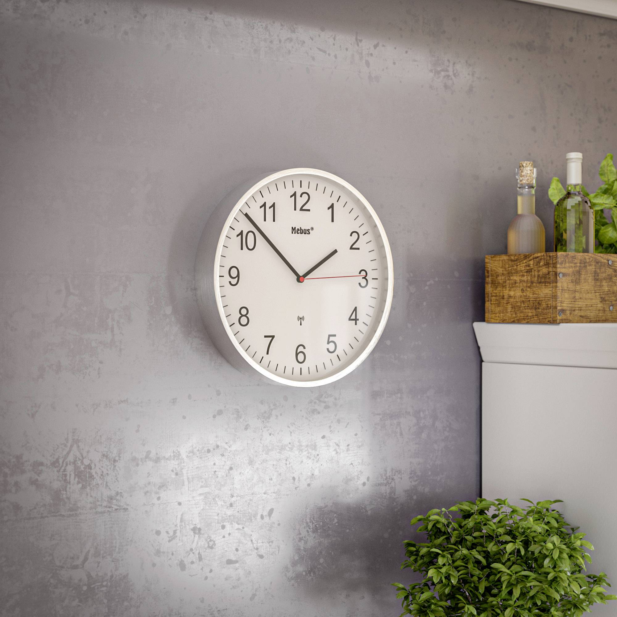 Een witte wandklok met zwarte cijfers toont 10:10 uur. Ernaast staat een houten rek met twee groene flessen en planten.