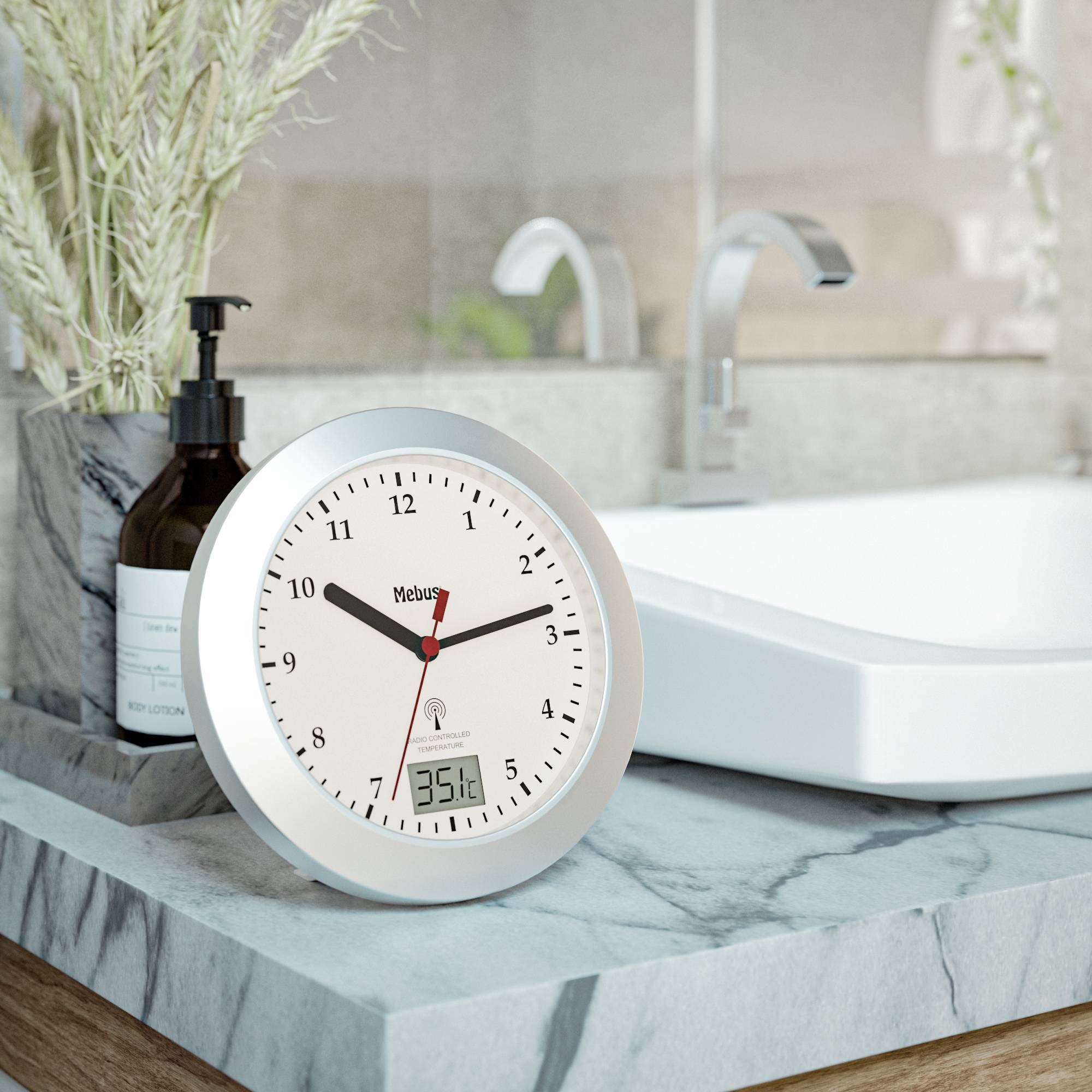 Een wandklok met een analoge wijzerplaat en een digitale temperatuurweergave toont 12 uur en 20,6 graden Celsius. Op de achtergrond een wasbak.