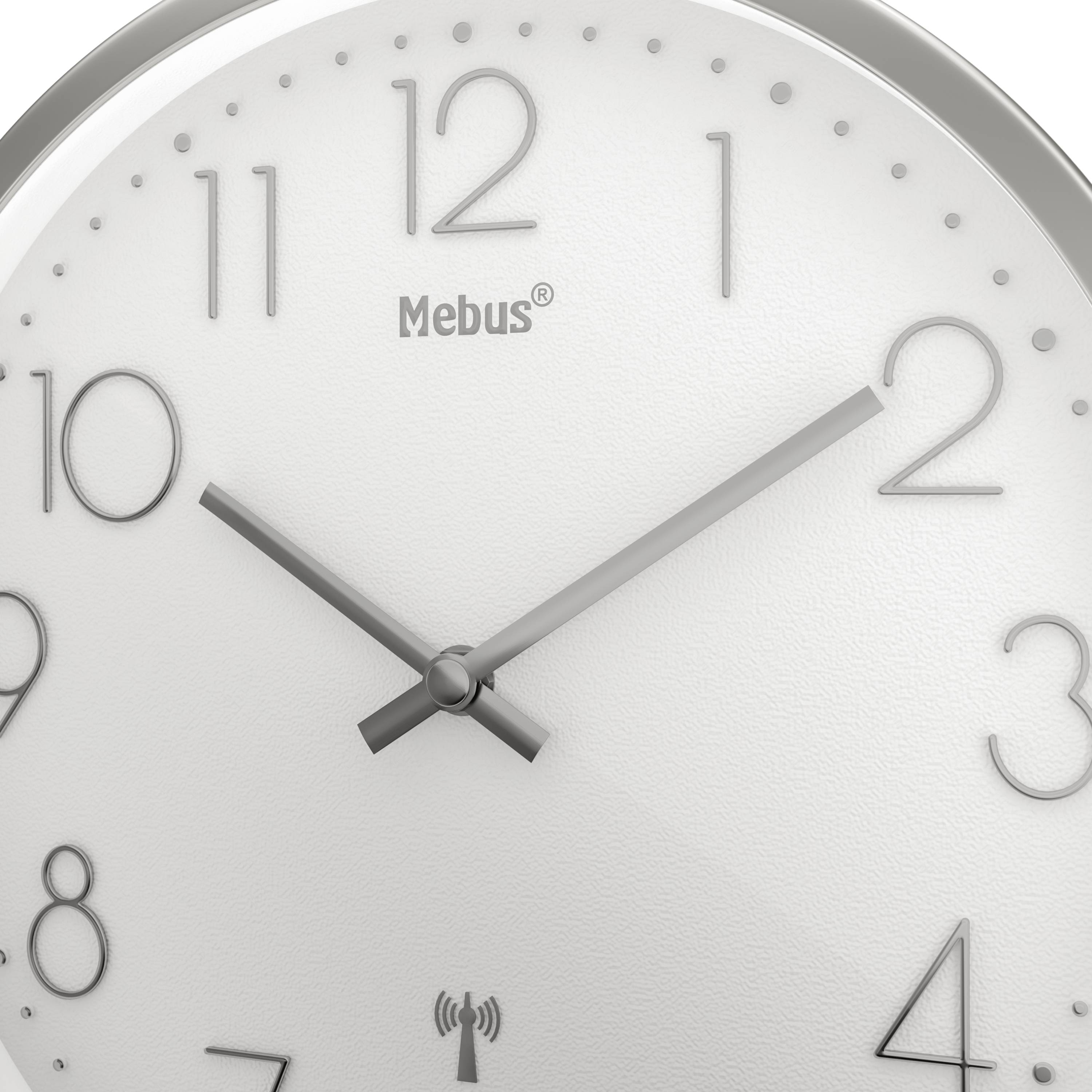 Een witte wandklok met grote, grijze cijfers en wijzers toont 1:53 uur. Bovenaan staat de merknaam 'Mebus'.