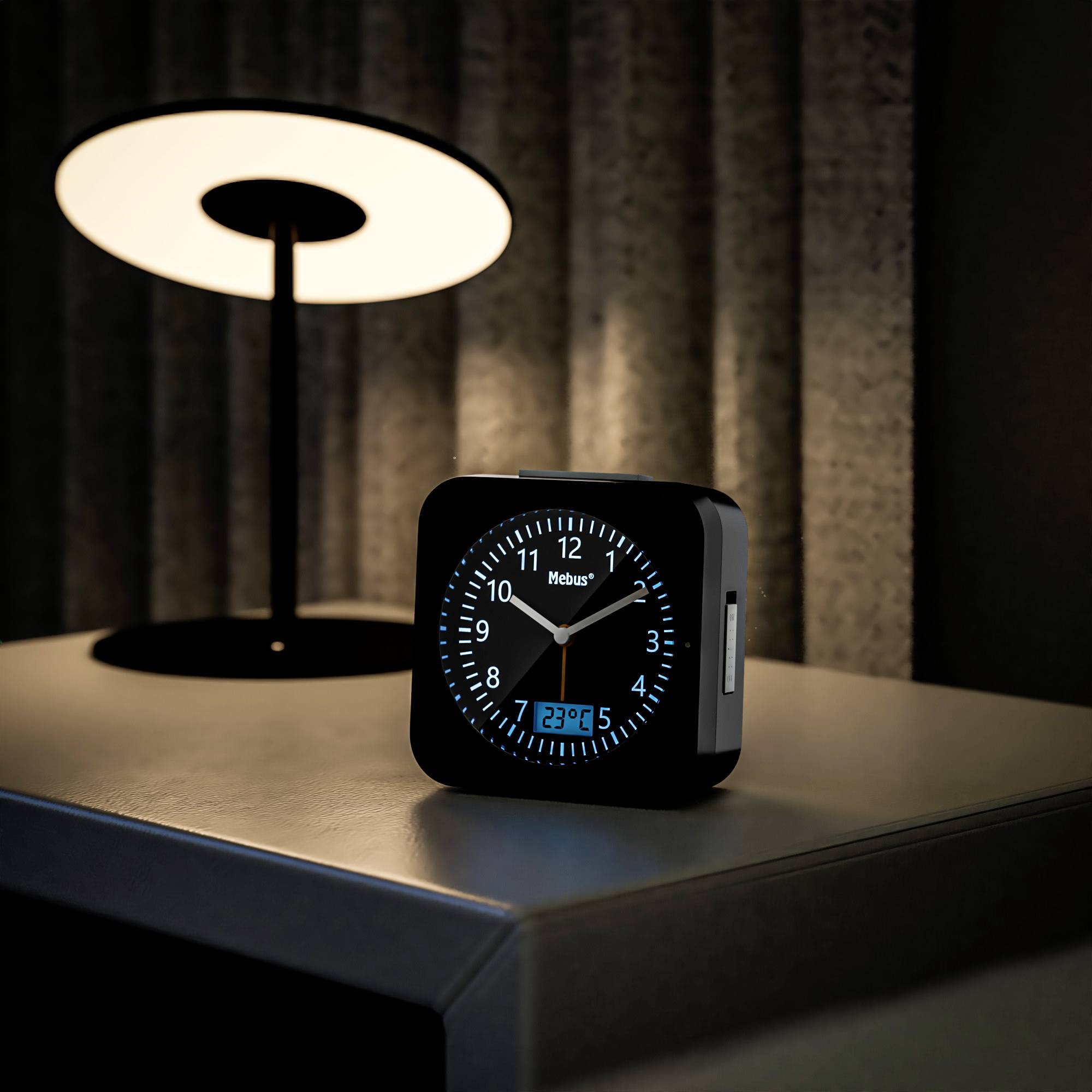 Een klok op een tafel naast een lamp. De klok wijst 7:00 uur en 23°C aan. Het licht van de lamp is warm en zacht.