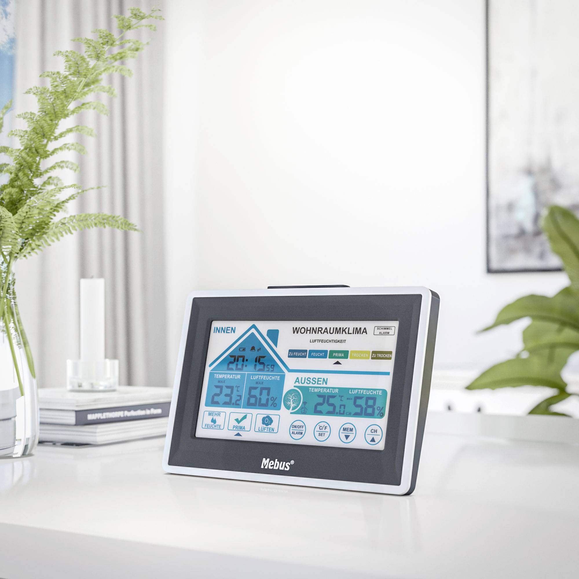 Digitaal weerstation-display op tafel, toont binnen- en buitentemperatuur evenals luchtvochtigheid. Woonkamer op de achtergrond.