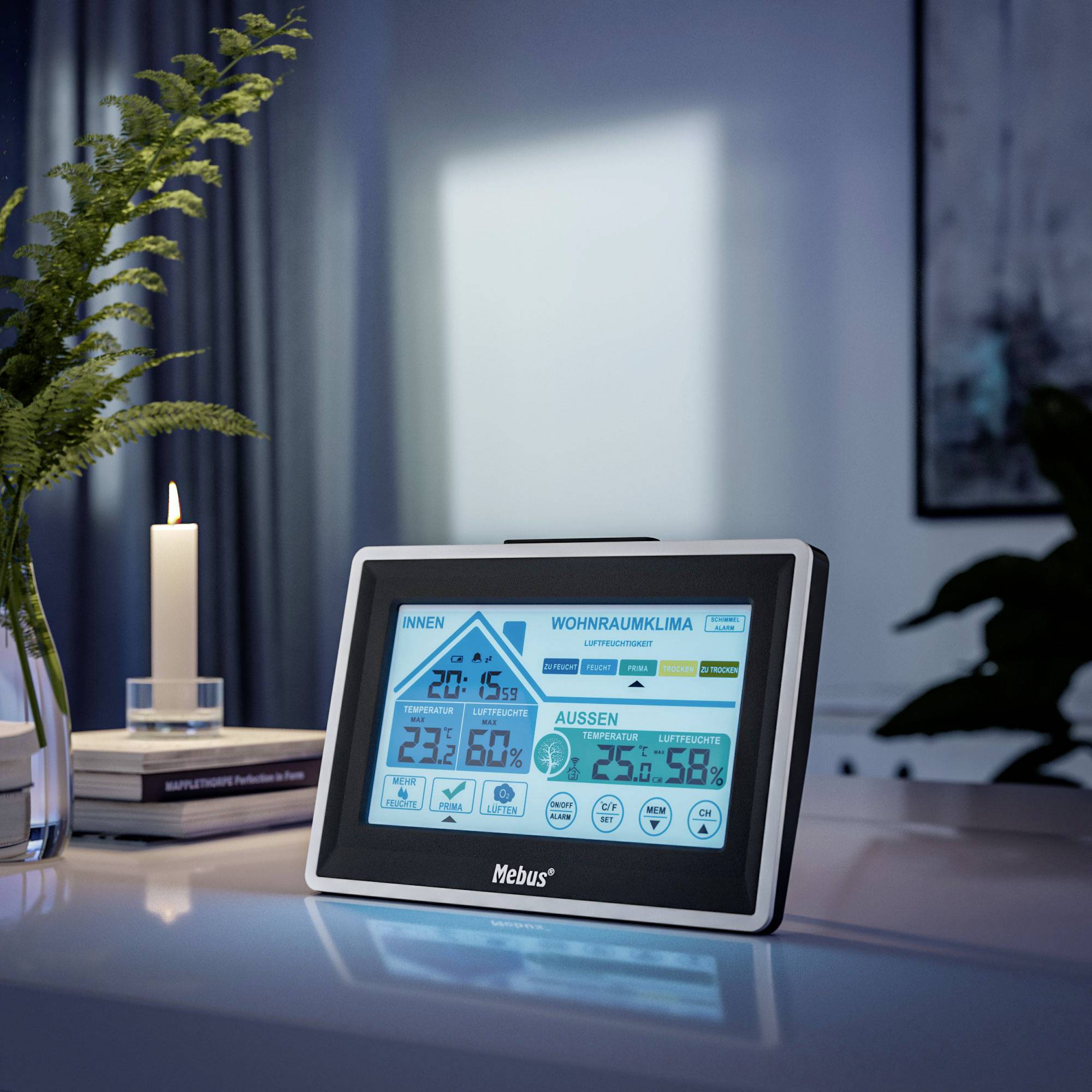 Een digitaal weerstation-scherm met temperatuurweergaven voor binnen en buiten in een modern ingerichte ruimte.