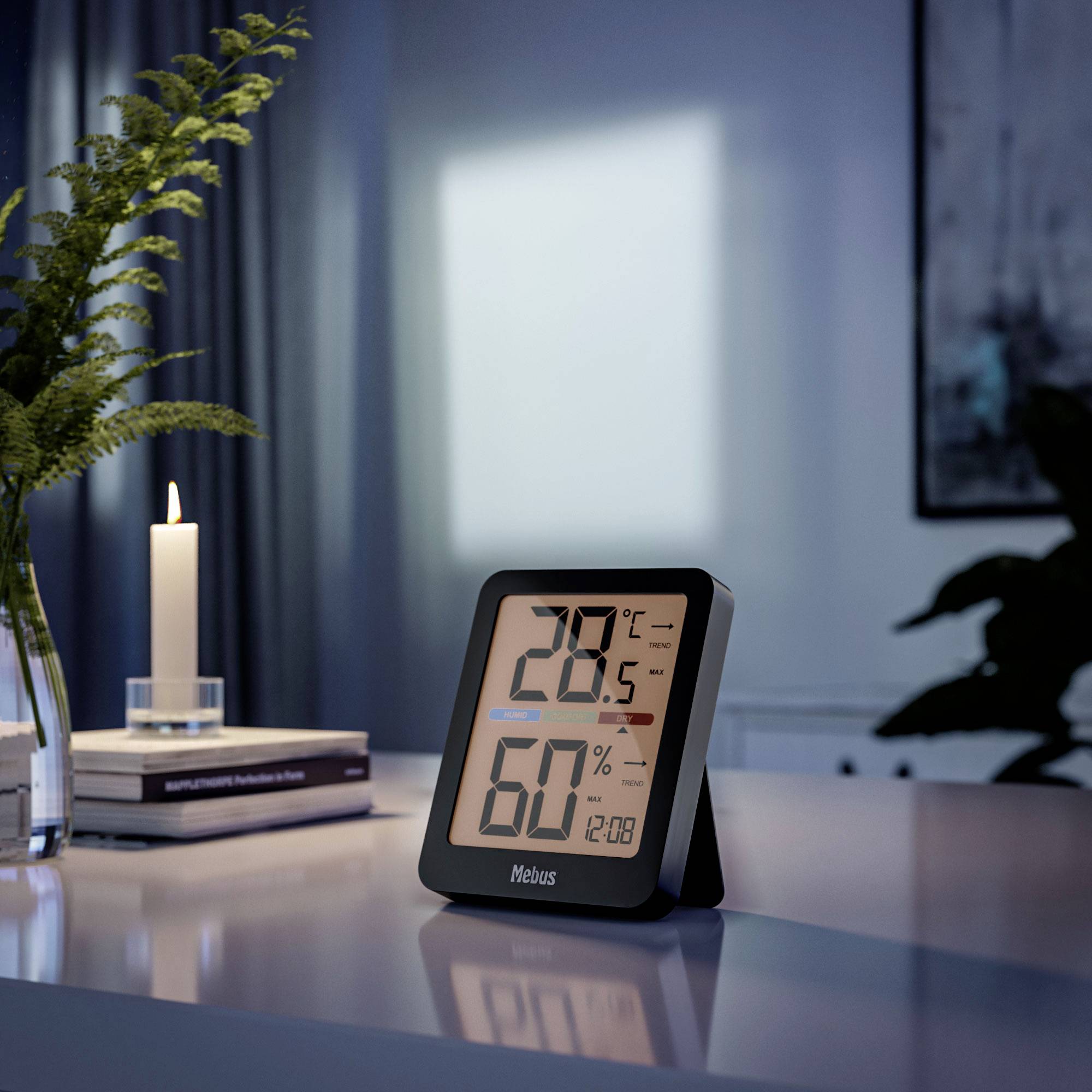 Een digitale thermo-hygrometer toont '25°C' en '60%'. Naast de meter staat een brandende kaars op een tafel, omringd door planten.