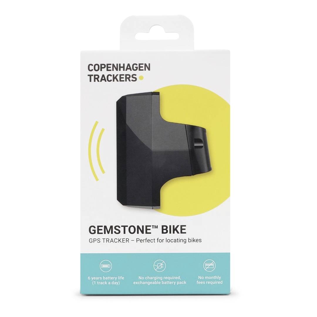 Copenhagen Trackers verpakking voor 'Gemstone Bike' GPS-tracker met gele cirkel. Tekst beschrijft lange batterijduur en geen maandelijkse kosten.