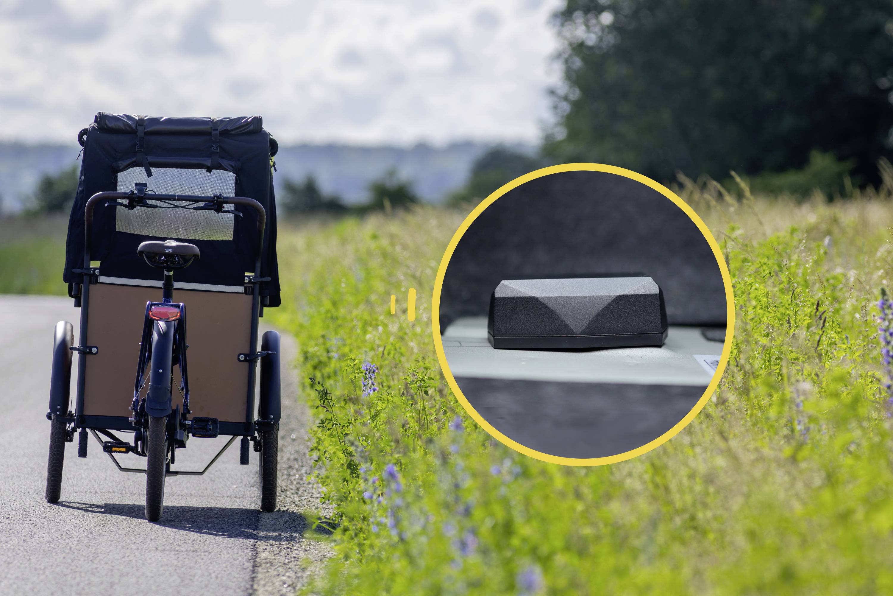Een fiets met aanhangwagen rijdt op een pad. Ernaast een close-up van een rechthoekig object, vermoedelijk een sensor.