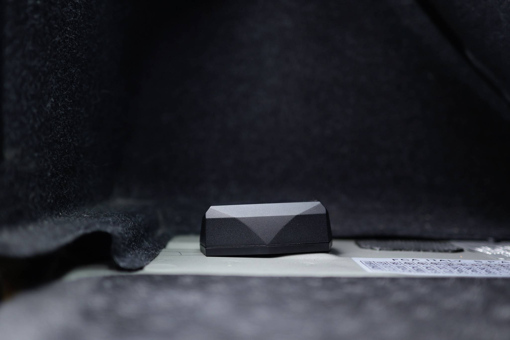 Een onzichtbare radiotransponder in het voertuig verbindt het ontstekingssysteem met de digitale wereld om diefstal te voorkomen.