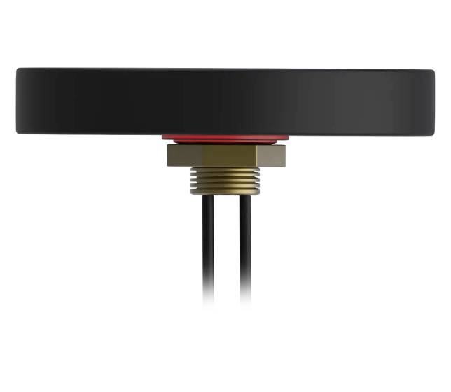 Een zwarte, ronde antenne met twee uitstekende kabels en een goudkleurige aansluiting aan de onderkant, tegen een witte achtergrond.